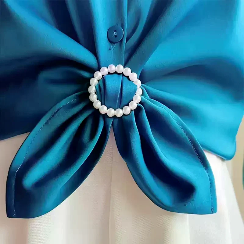 Heart-Shaped Pearl And Rhinestone Buckle On The Hem Of A Shirt - A Magical Tool For Securing Scarves