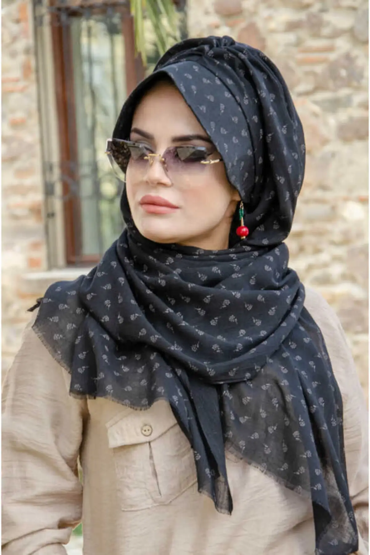 Черная шапка с цветочным рисунком