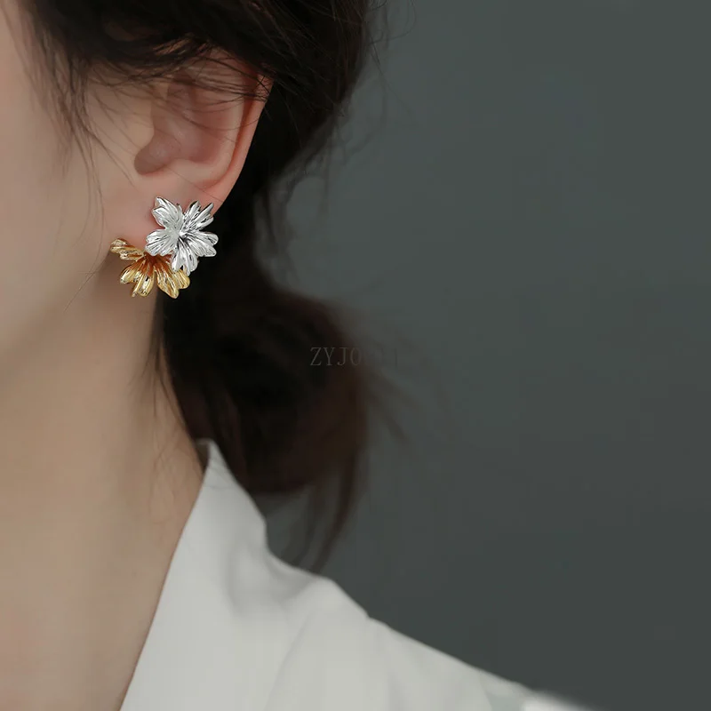 أقراط ذهبية وفضية بلونين على شكل زهرة، تصميم متخصص، أقراط فريدة من نوعها، أقراط مبالغ فيها بمزاج