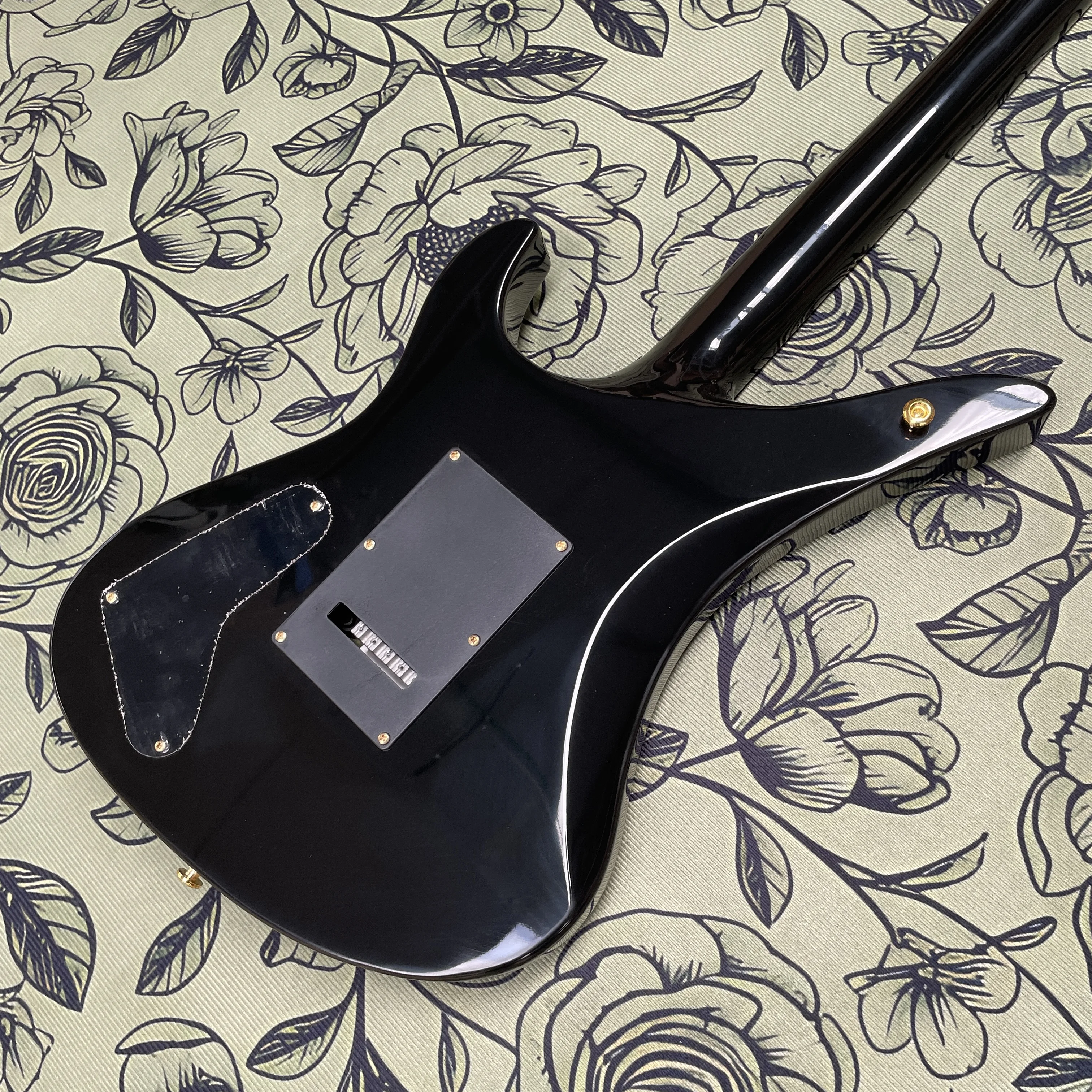 6-stringblack and gold striped electric guitar,rosewood fingerboard double locking system guitars, rock player electric guitarra view 6