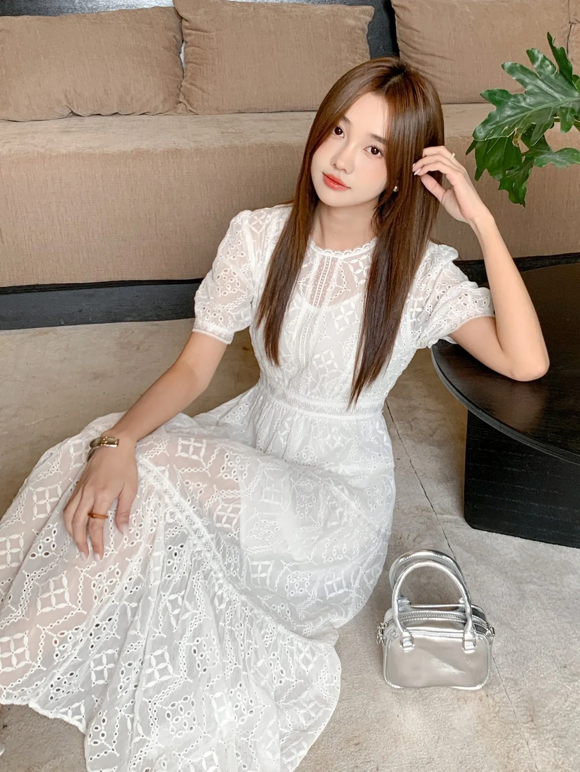 女性のための刺繍された白いドレス,柔らかい透かし彫り,ラウンドネック,フレンチスタイル,半袖,ウエスト,自由奔放に生きる,休暇,夏,2024