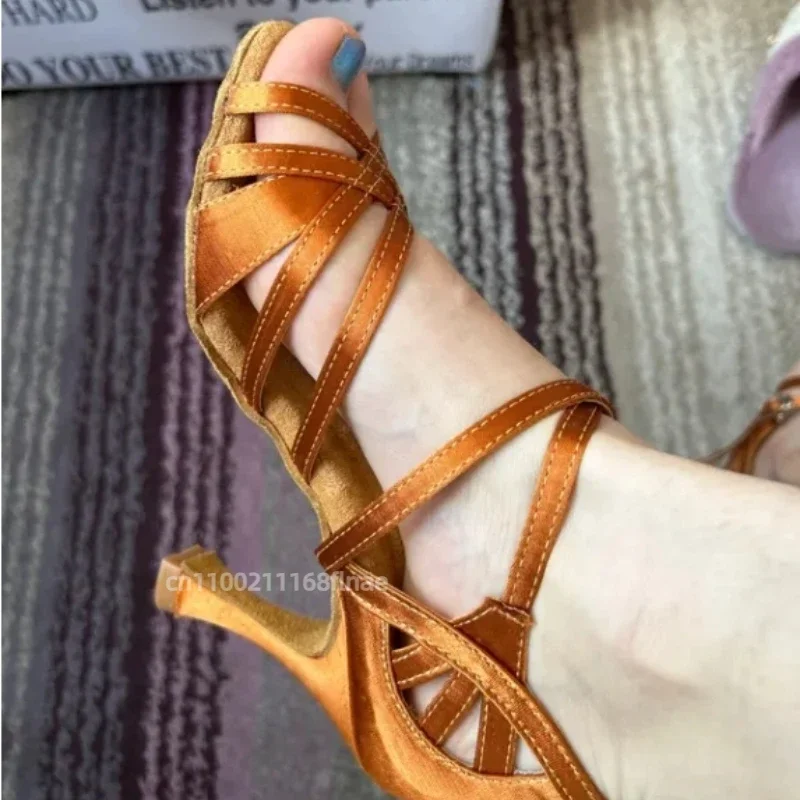 รองเท้าเต้นรำละตินสำหรับฤดูร้อนใหม่ รองเท้าส้นสูงสำหรับผู้หญิง รองเท้าเต้นรำสำหรับการแสดงระดับมืออาชีพ พื้นรองเท้านุ่ม รองเท้าแตะเต้นรำ