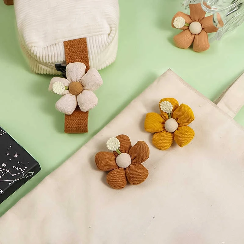 New Simple Cotton Linen Chrysanthemum Brooch Fabric Plush Flower Bag Clothes and Accessories for Women