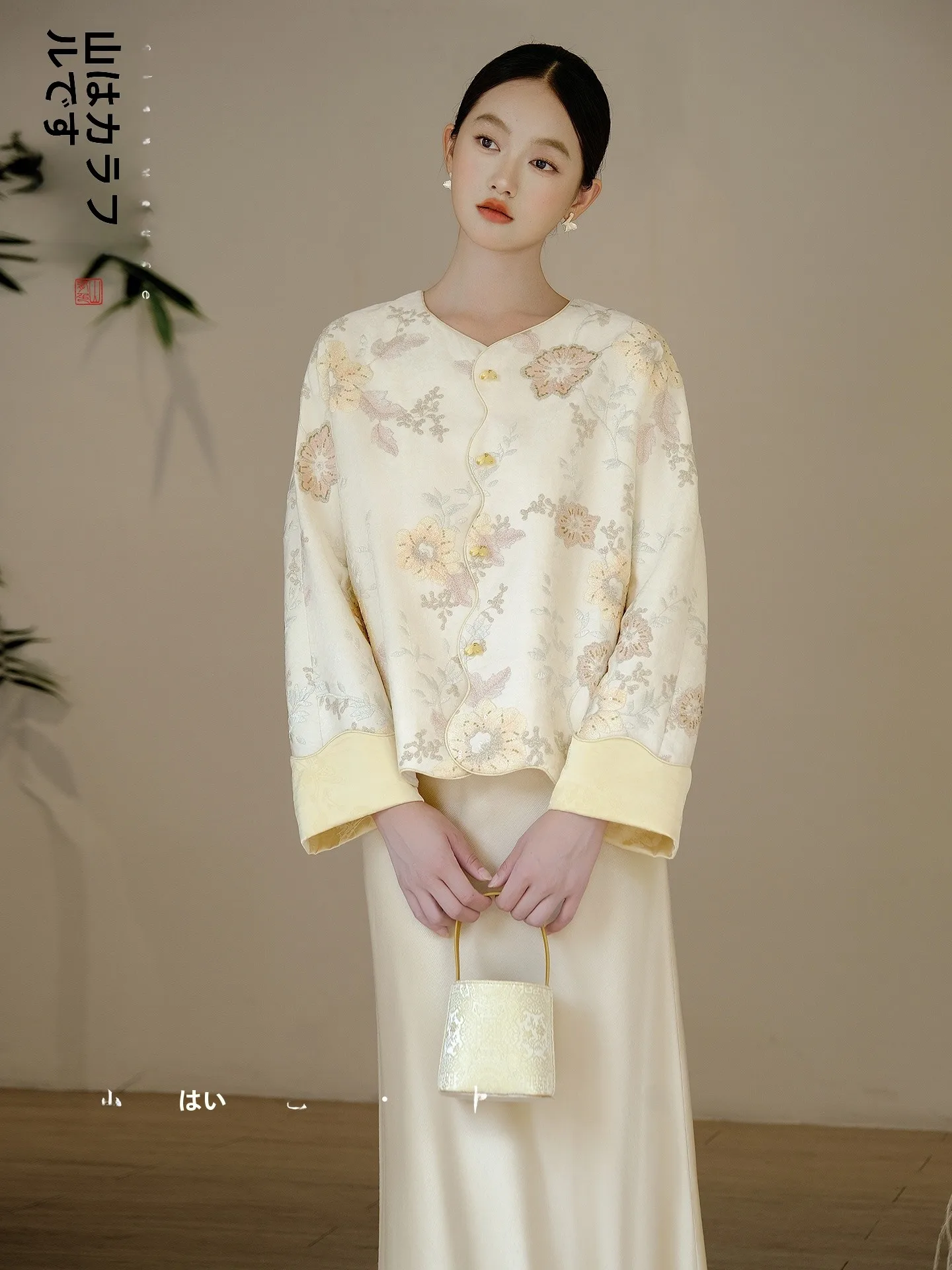 

Новая китайская легкая вышитая куртка, осень 2025, модная, свободного кроя, с длинными рукавами, круглым вырезом, традиционная этническая женская одежда