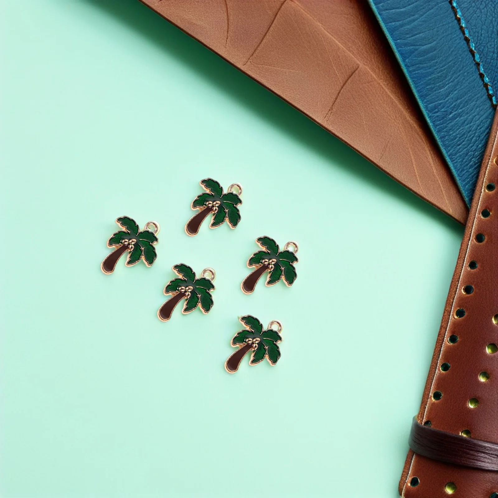 จี้โลหะผสมรูปต้นมะพร้าวเคลือบ 80 ชิ้น สำหรับทำสร้อยคอ ต่างหู สร้อยข้อมือ พวงกุญแจ เครื่องประดับสไตล์ทรอปิคอล อุปกรณ์ DIY