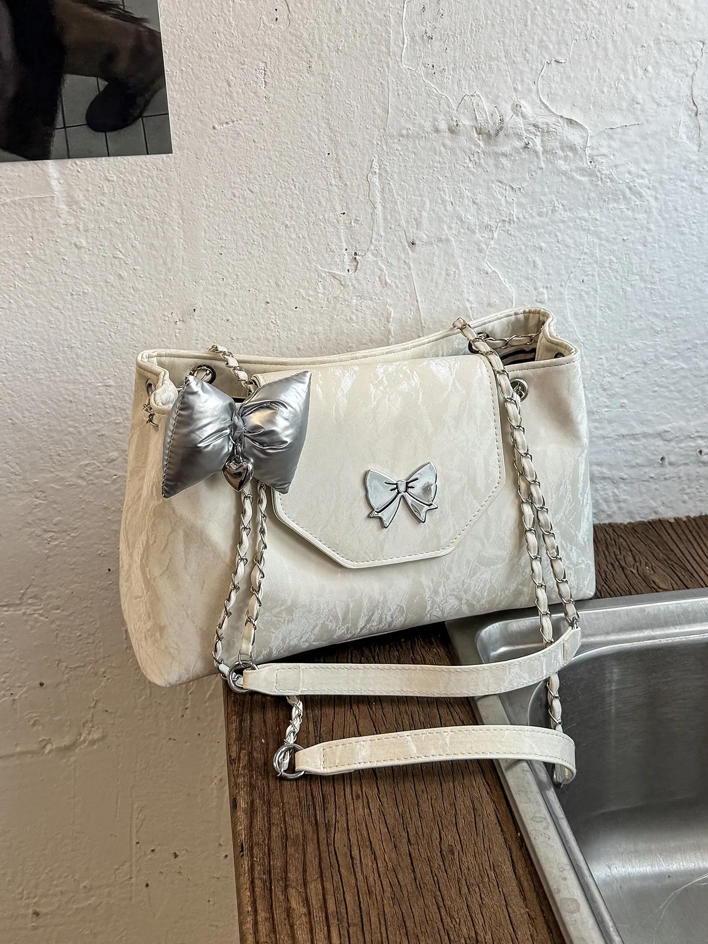 

Trendy Bowknot Chains One Shoulder Bag for Women High End Texture Commuting Messenger Bags 2026 New Daily Versatile Underarm Bag