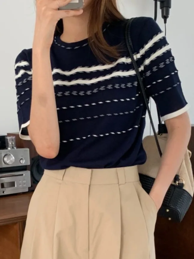 세련된 여름 캐주얼 라운드 넥 컬러 블록 스트라이프 디자인 느슨한 반소매 니트 티셔츠 여성 패션 기본 맞는 탑