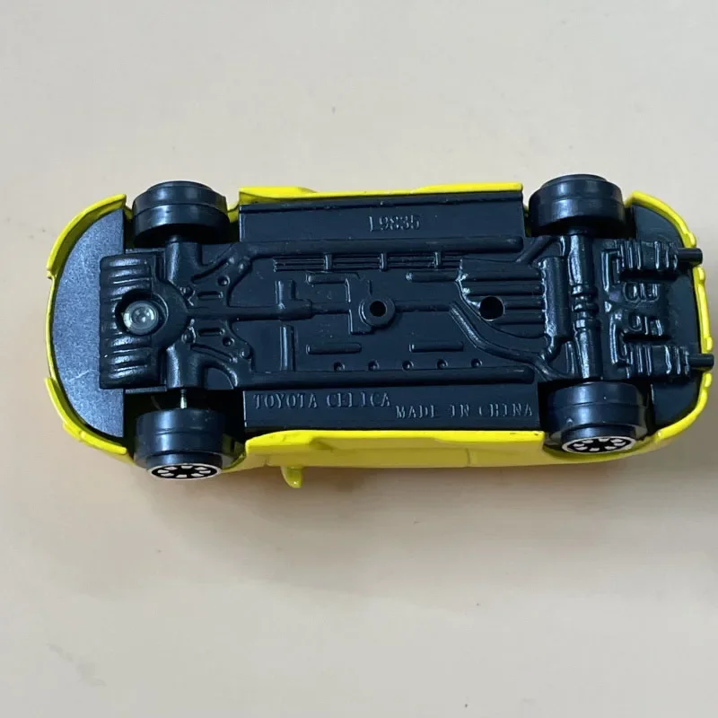 Diecast escala 1:64 toyota celica carro esportivo simulação modelo de carro exibição estática brinquedo colecionável presente lembrança decoração
