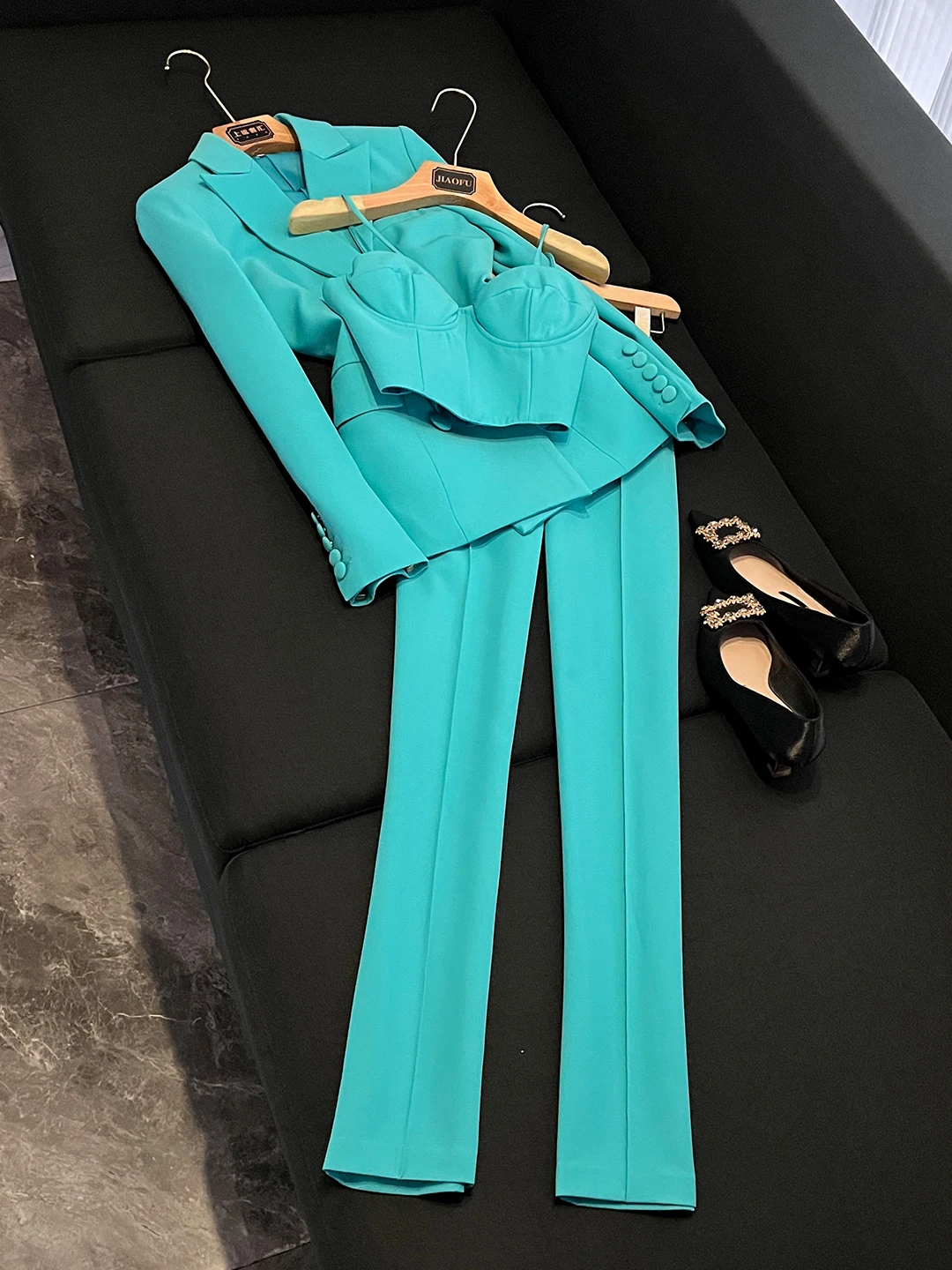 

Элегантный женский костюм-тройка: пиджак с отложным воротником, брюки с высокой талией, длинный рукав. Новинка весенней коллекции.