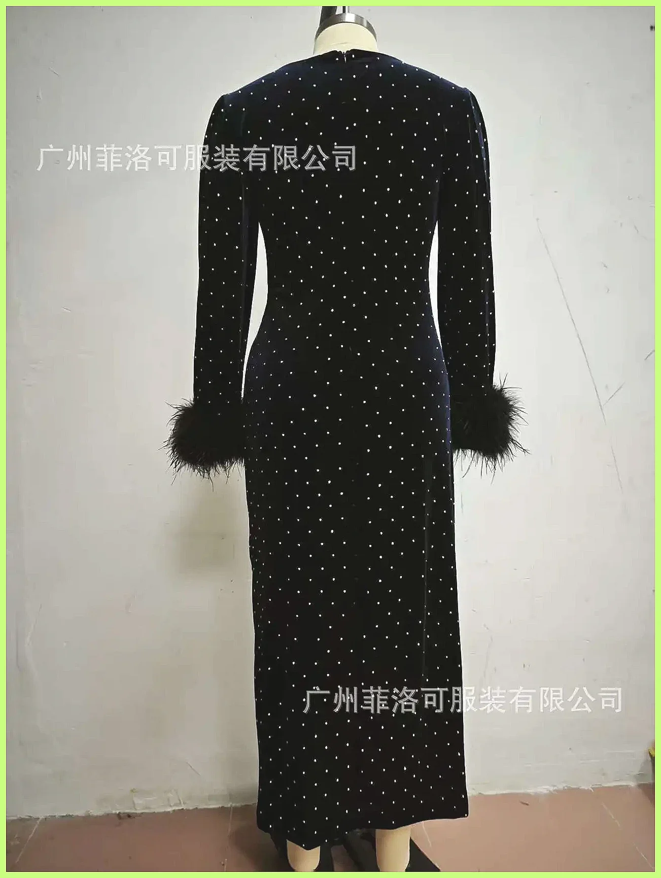 Elegante Abito da Ballo Retrò in Velluto con Polsini in Piume, Vestito da Sera Aderente con Scollo a V, Maniche Lunghe e Spacco, Abito da Festa