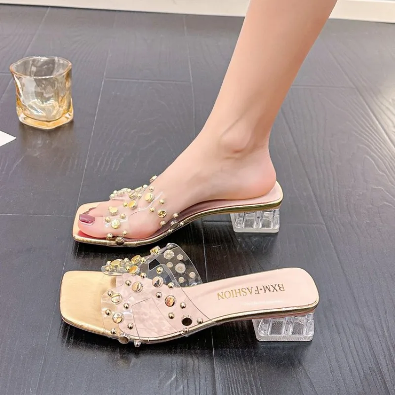 صنادل نسائية مقاس كبير أحذية صيفية جديدة بمقدمة مربعة مفتوحة من الأمام وحزام شفاف وكعب قطة