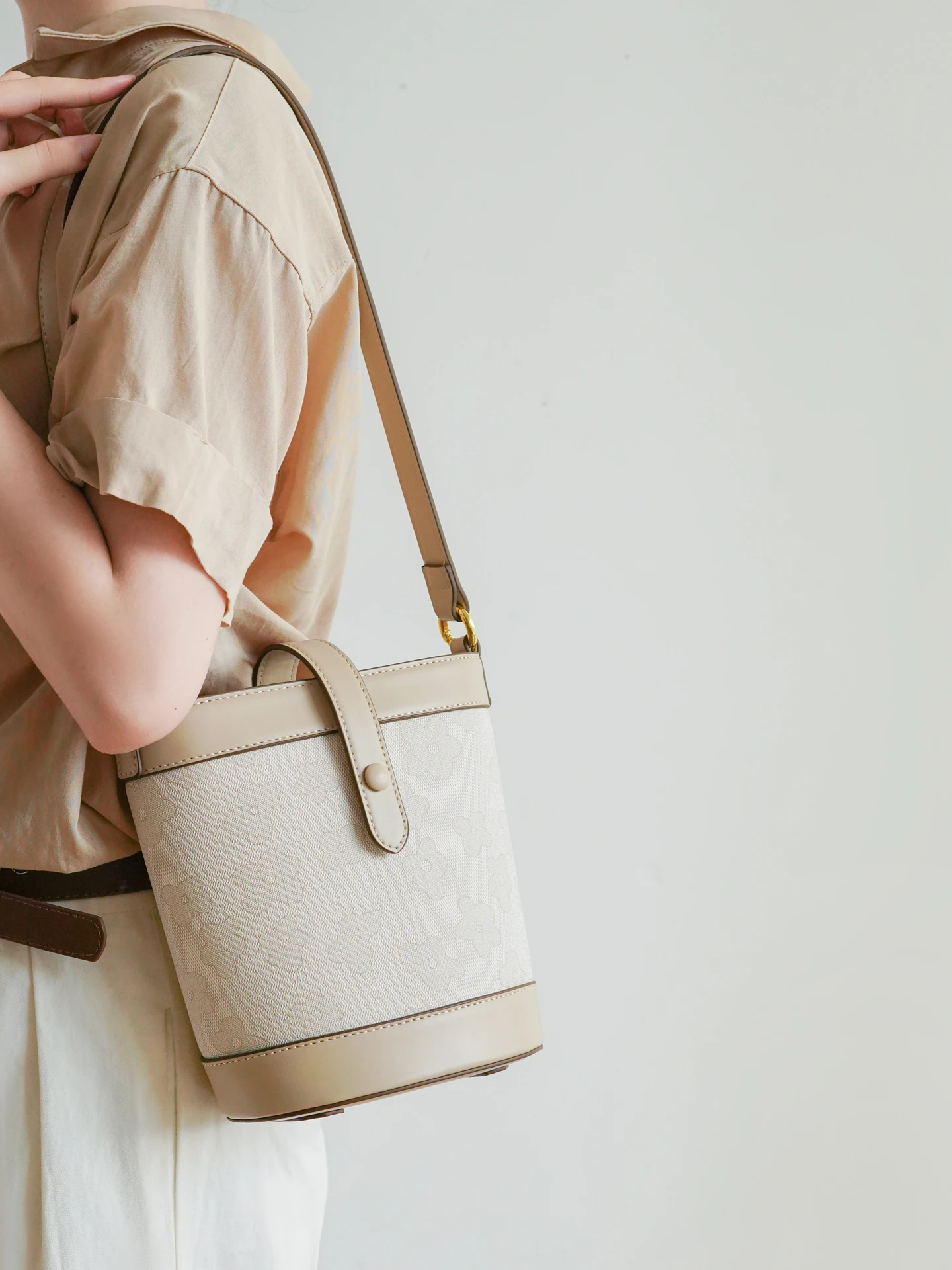 

Fashionable Bucket Bag Women's Commuter Shoulder Crossbody Bag Large Capacity Handbag Contrast Color Design Soft PU Leather