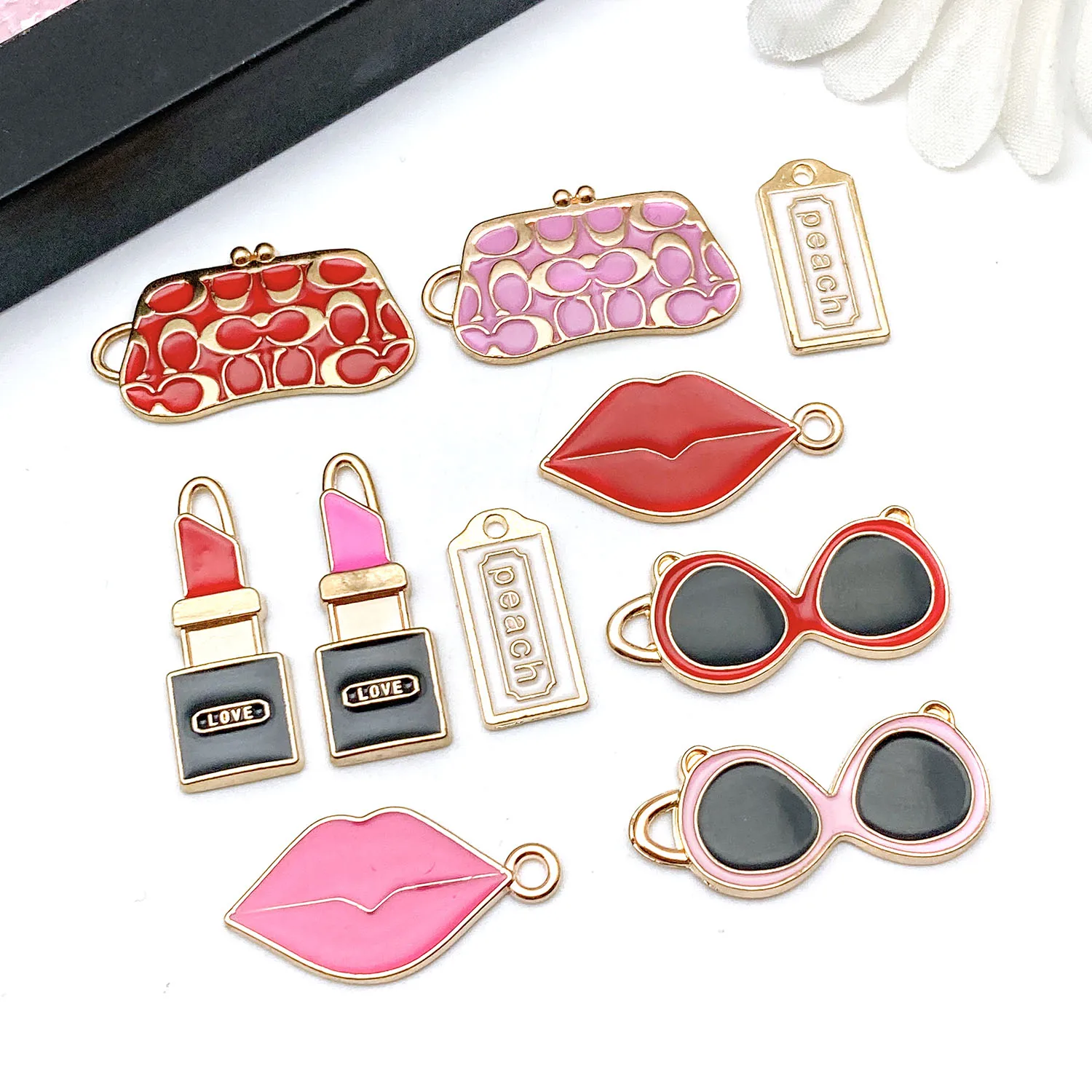 5/10 قطع من المعلقات المصنوعة من سبائك المينا للحقائب النسائية التي يمكنك صنعها بنفسك وإكسسوارات أحمر الشفاه والأساور والأقراط وسلاسل المفاتيح.