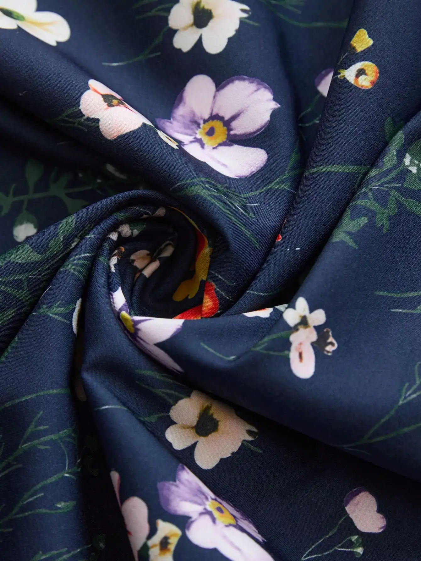 

Элегантное женское длинное платье с цветочным принтом, V-образным вырезом и зауженной талией, в расслабленном стиле для отдыха, идеально подходит для вечеринок в саду или прогулок среди полевых цветов.