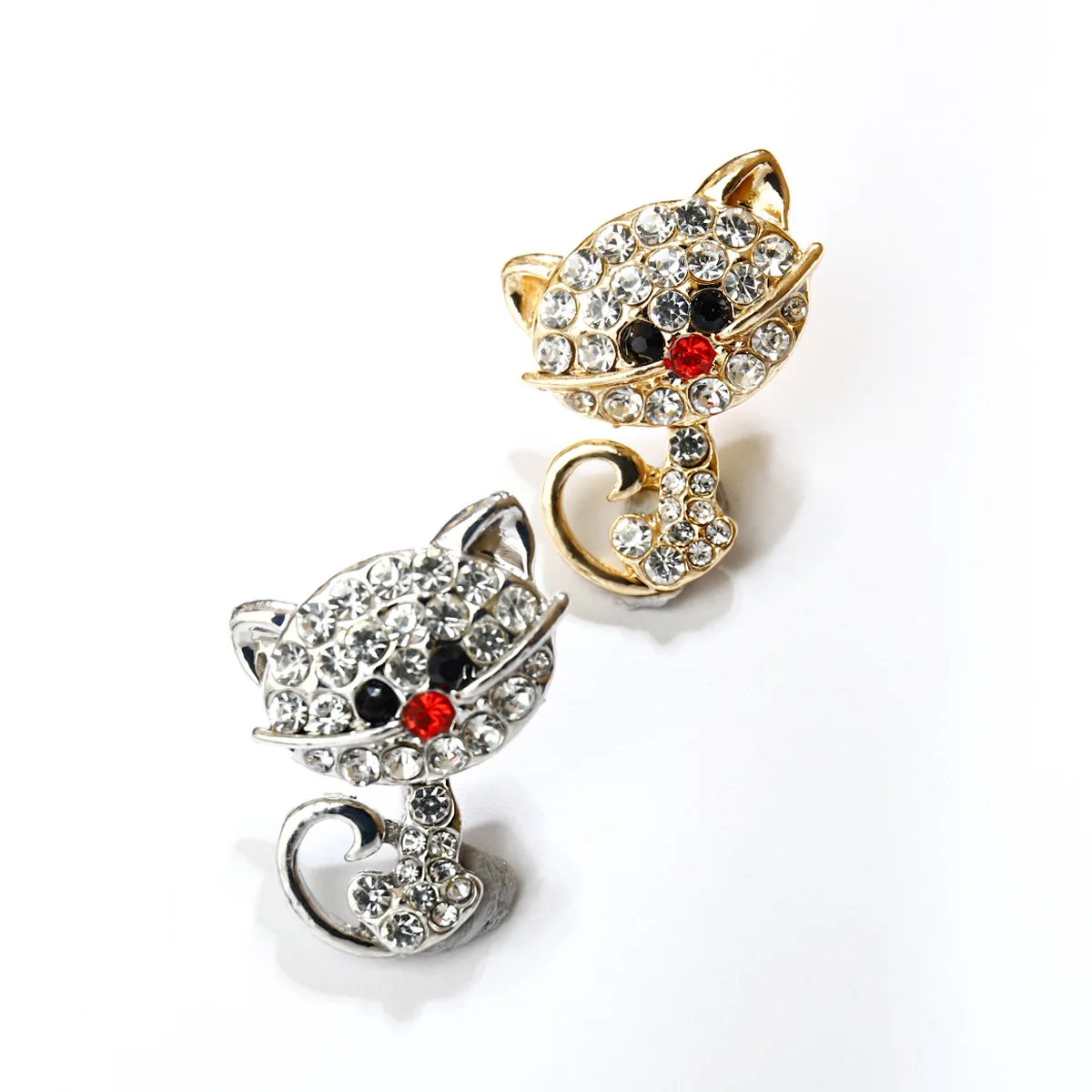 Exquisite Cat with Red Nose Brooch for Men Women Retro Neko Kitten Bow Animal Brooches Pins Jewelry Accessories Party Gifts 2024