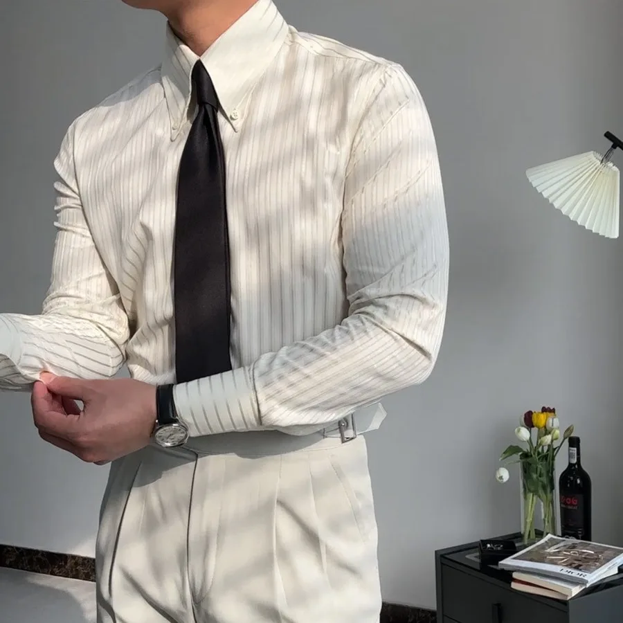 

Мужская деловая рубашка Slim Fit с полосатым узором, воротником на пуговицах, светло-коричневого цвета, в ретро-стиле, модная, элегантная, трендовая.