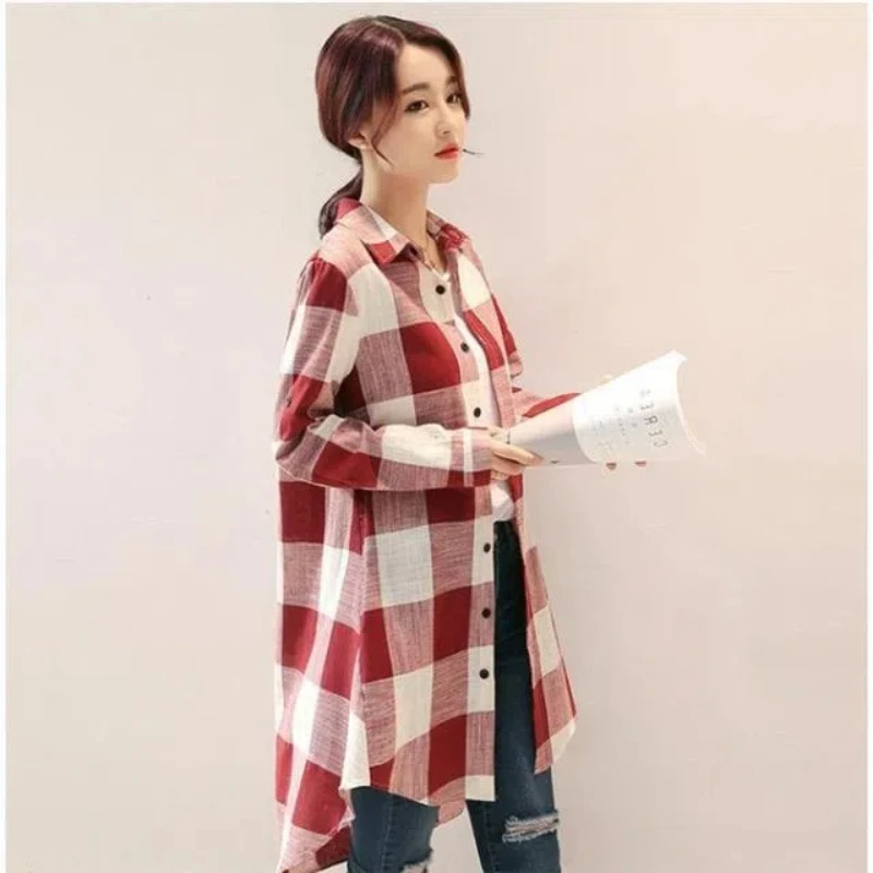 

2025 винтажная клетчатая рубашка средней длины в американском стиле с длинными рукавами, женская весенне-осенняя винтажная свободная посадка, повседневные рубашки-кардиганы