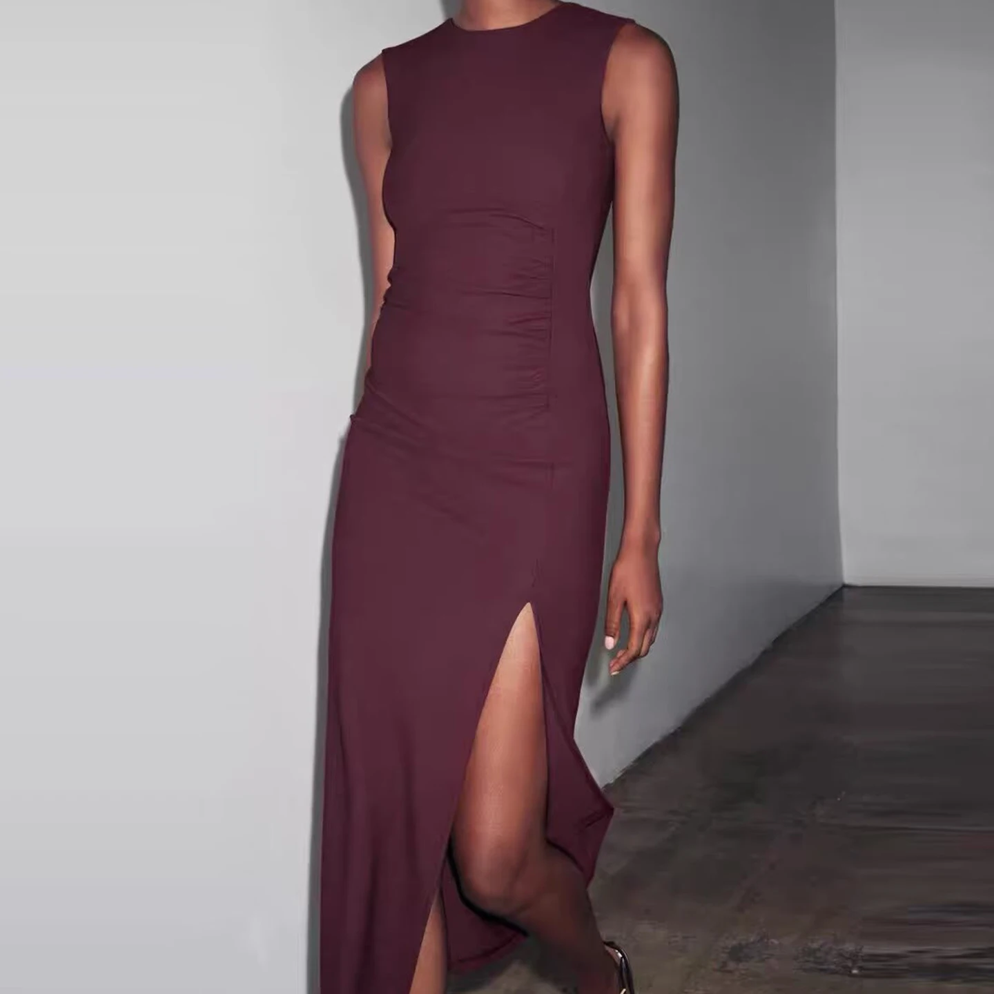 فستان أنيق وعصري بياقة مستديرة وتصميم مطوي بدون أكمام من زاداتا، إصدار جديد للنساء لعام 2025 بأسلوب كاجوال ومريح من مواد أخرى