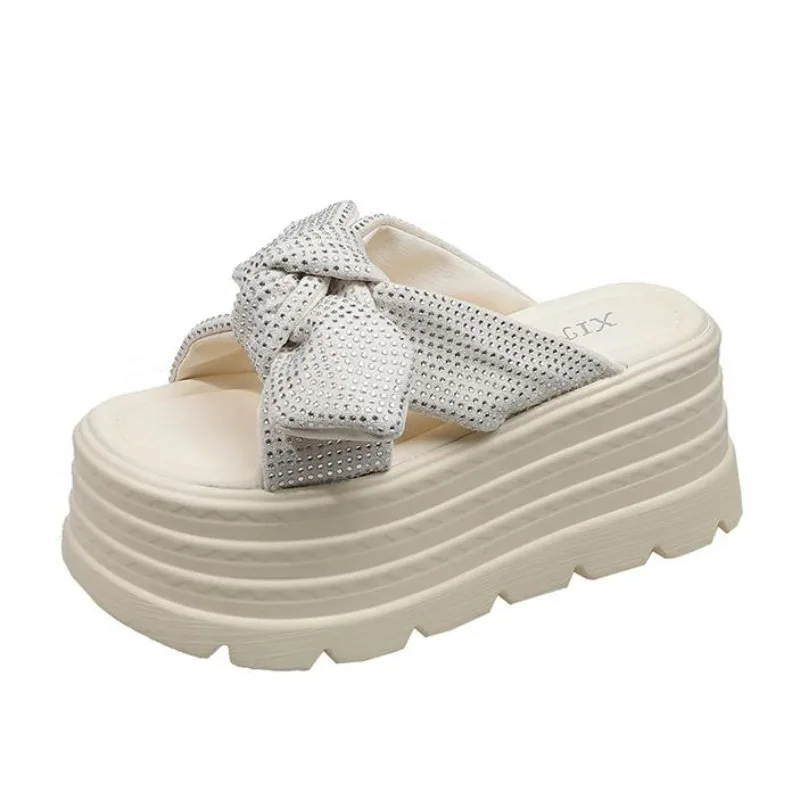 

Женские блестящие массивные тапочки 8 см, летние женские пляжные шлепанцы, босоножки на танкетке и каблуке с бантом, женская обувь на высокой платформе