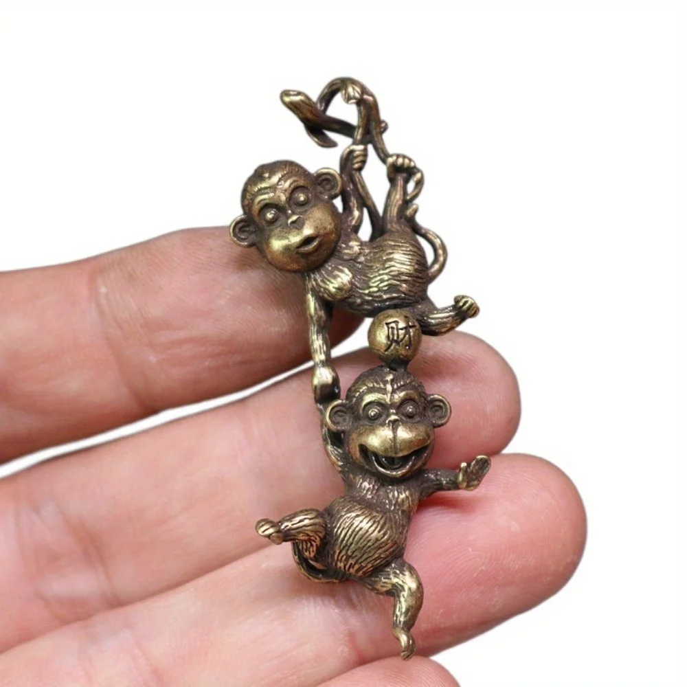 1Pc Antike Kupfer Klettern Affe Figur Miniatur Desktop Ornament Hängen Messing Lustige Tier Hause Dekoration Zubehör