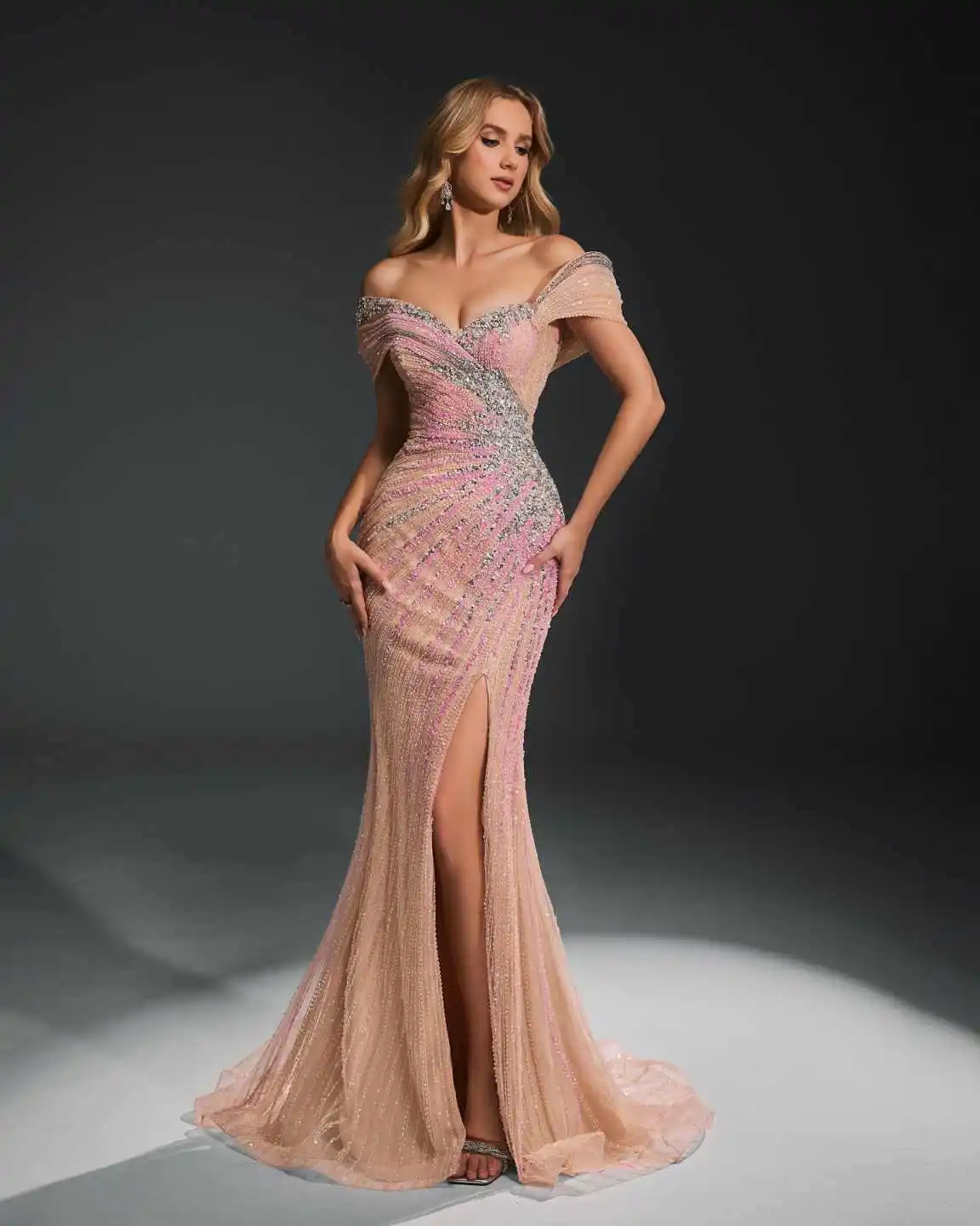 カラフルなマーメイドイブニングドレス オフショルダー ノースリーブ マキシレングス レース スパンコール チャペル トレイン ガウン ドレス ローブ・ド・ソワレ