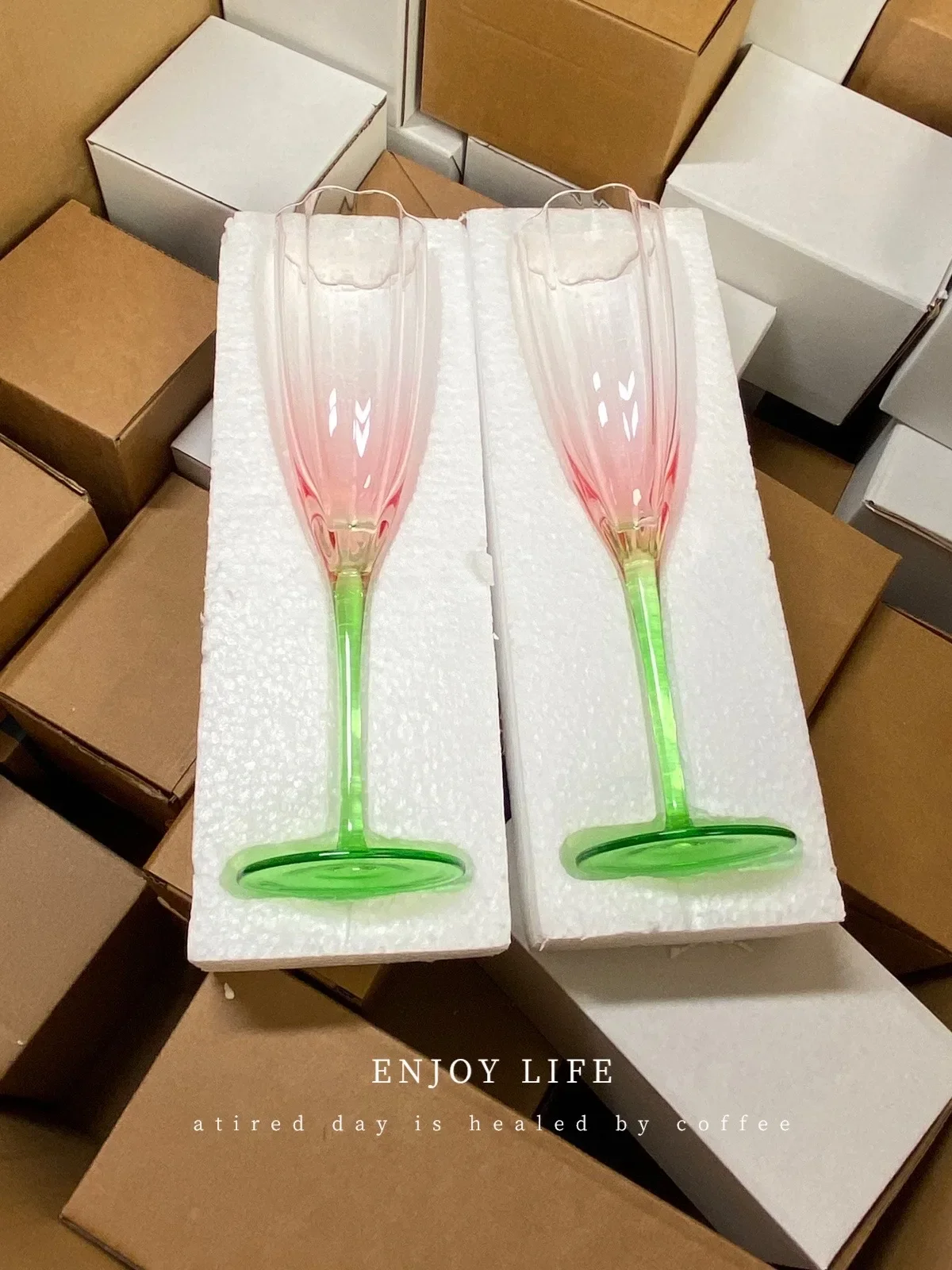 Vintage rosa grüner französischer Blütenblattkelch Hochwertiger Champagnerglasbecher Nischenkristallglas Elegantes Weinglas