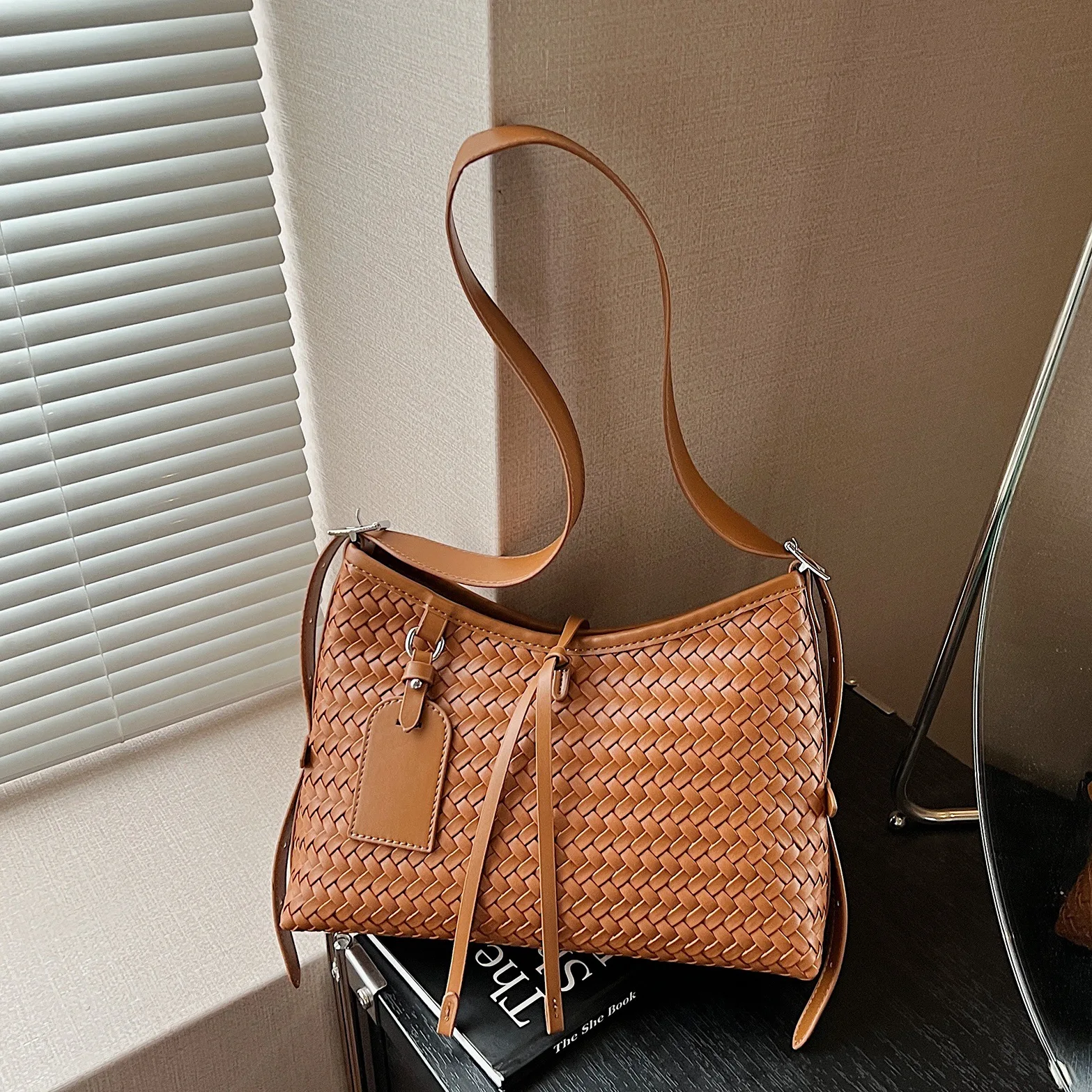 

New Fashionable Women's Bags, Retro Woven Tote Bags, One-shoulder Crossbody Models, High-end and Versatile.