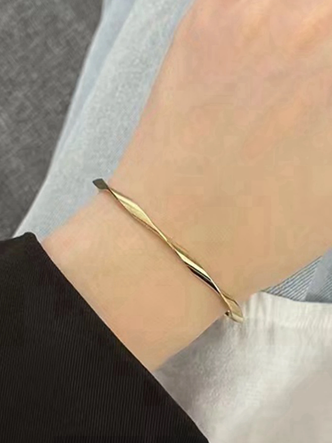 A Minimalist Style Mobius Open Bracelet for Women, Silver Twisted Design, Niche Bracelet, Versatile for Daily Wear, High-End Feel, Suitable as a Gift for Friends