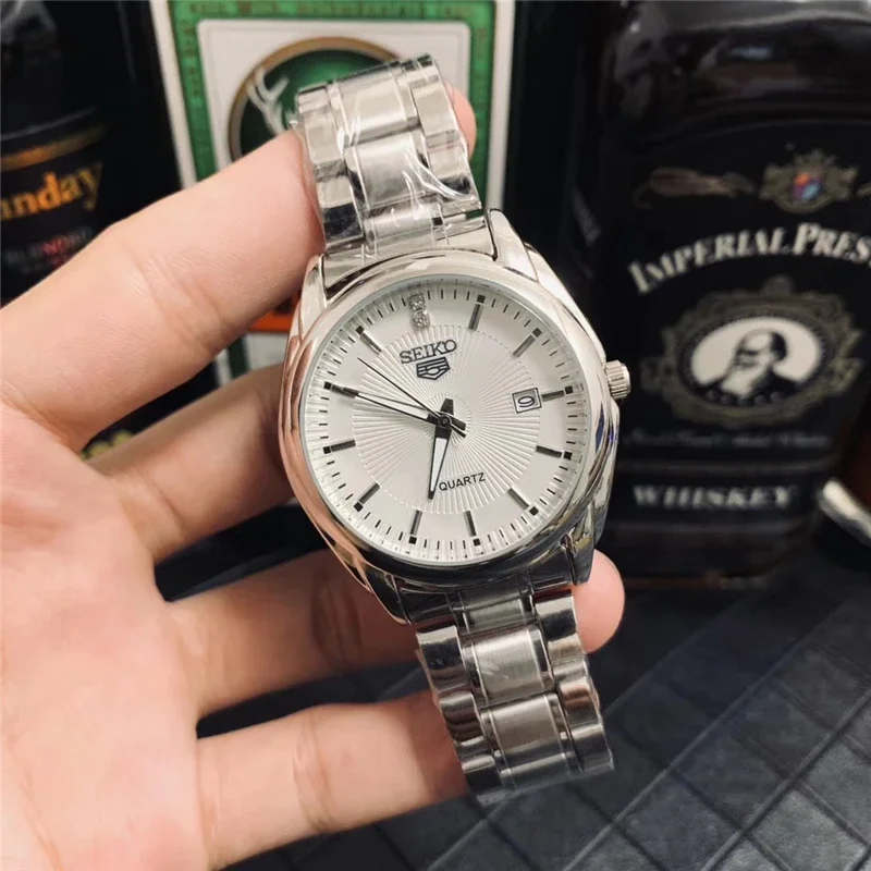 ساعة سيكو الرياضية كوارتز مقاومة للماء للرجال، مينا متعددة الوظائف وعلامات مضيئة، ستانلس ستيل أو حزام مطاطي.