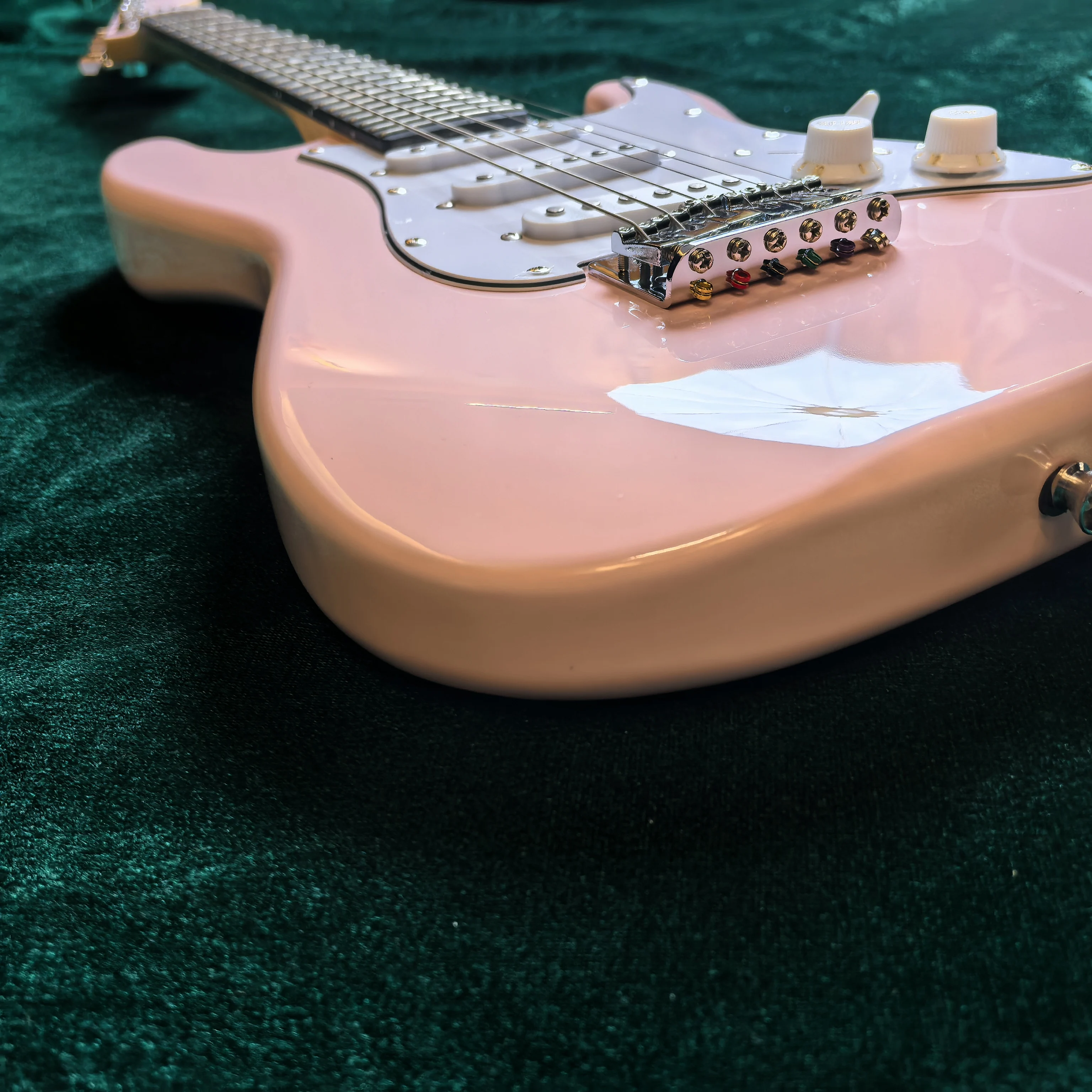 موديل أطفال، جيتار كهربائي وردي مكون من 6 أوتار، جيتار كهربائي صغير 24 بوصة، تباعد سلسلة 492 مم، طول الجيتار الإجمالي 80 سم.