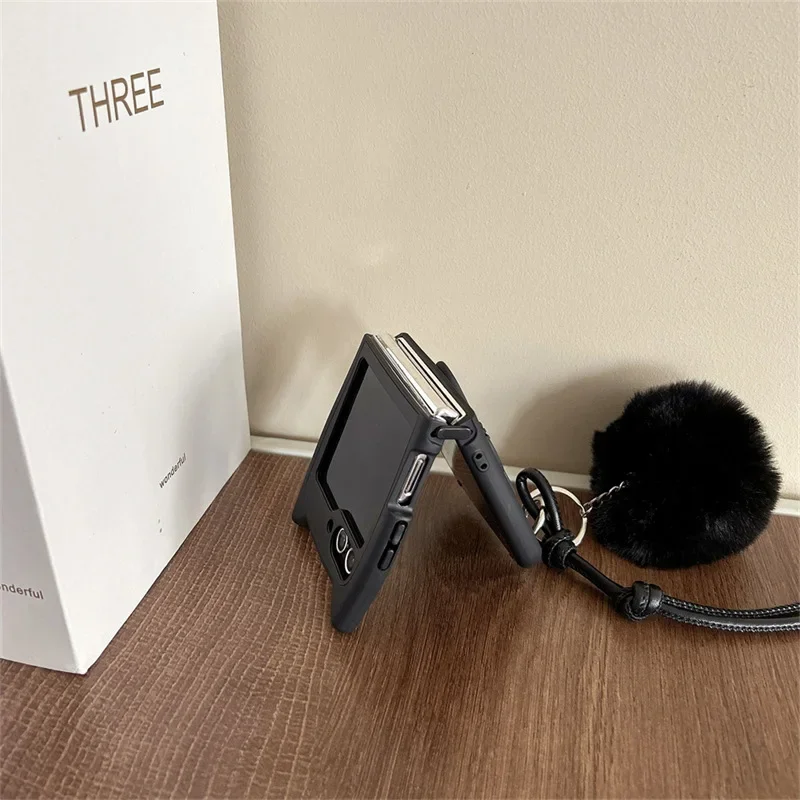 Bola de pelúcia cordão caso de telefone para samsung galaxy z flip 6 5 4 3 capa protetora traseira para zflip4 zflip5 zflip6 caso