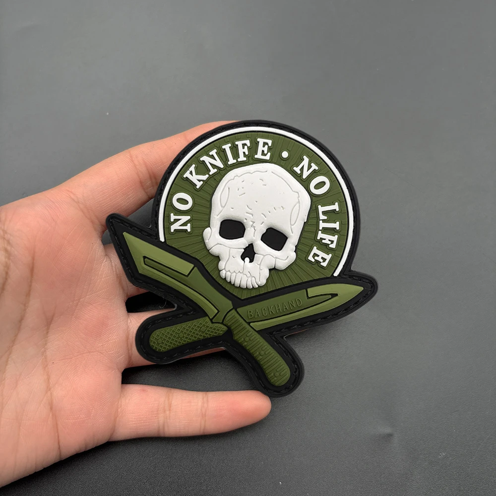 Una pegatina de insignia de parche de PVC con patrón de calavera, con efecto que brilla en la oscuridad, tiene un gancho en la parte posterior, adecuada para decorar bolsos, mochilas, chalecos y ropa, pegatina de parche bordada, goma suave