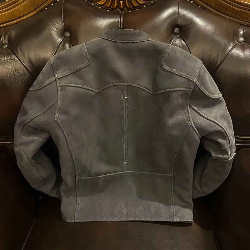 Este couro de motocicleta curto apresenta uma camada superior com acabamento fosco, apresentando e estiloso