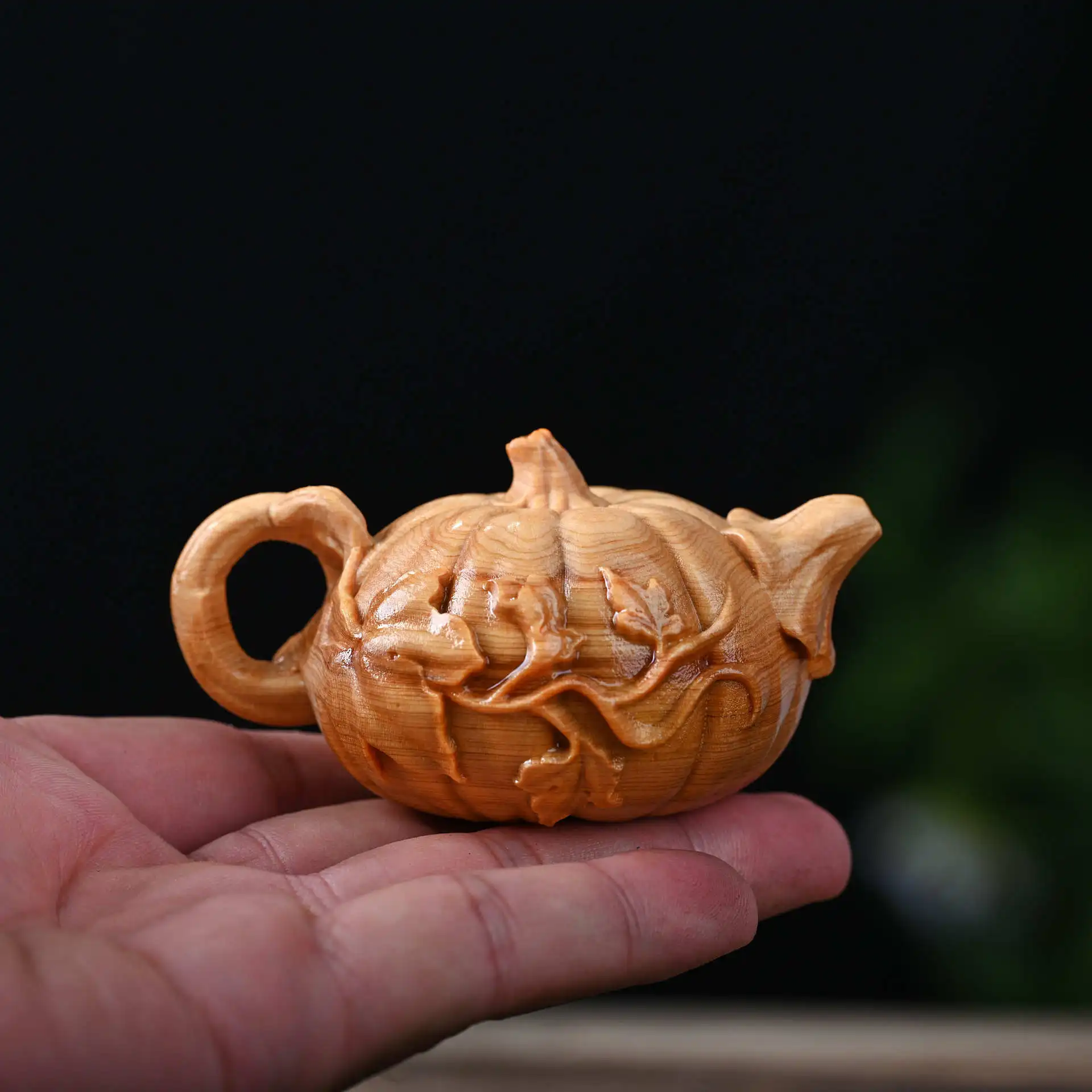 Natural Cliff Cypress Wood Carved Lotus Leaf Teapot Ornament Mini Retro Pumpkin Teapot Home Desktop Decoration Funny Wooden Gift