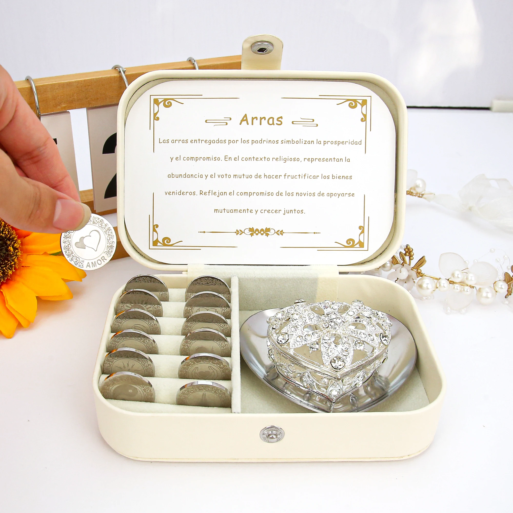 ensemble-personnalise-de-pieces-d'arras-pour-mariage-espagnol-avec-boite-en-forme-de-cœur-ornee-d'une-fleur-en-cristal-boite-en-cuir-pu-et-plateau-en-forme-de-cœur