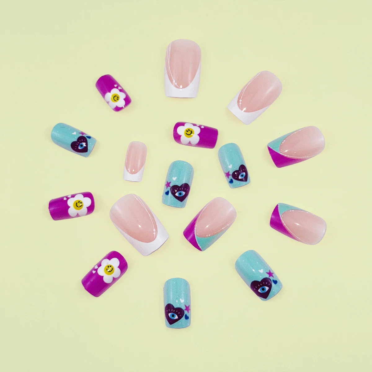 مجموعة كاملة مكونة من 24 قطعة من الأظافر المزيفة المربعة القصيرة، مصنوعة من تصميم فرنسي محظور بالألوان مع وجوه مبتسمة ملونة ونمط أوروبي وأمريكي، بما في ذلك غراء جيلي واحد، مثالية للحفلات والرقصات والارتداء اليومي، قابلة للإزالة وقابلة لإعادة الاستخدام.