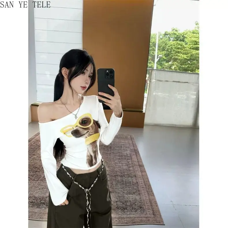 

Модные очки, футболка с длинными рукавами и принтом собаки, женские косые воротники с открытыми плечами, новинка 2025, корейские топы уникального дизайна
