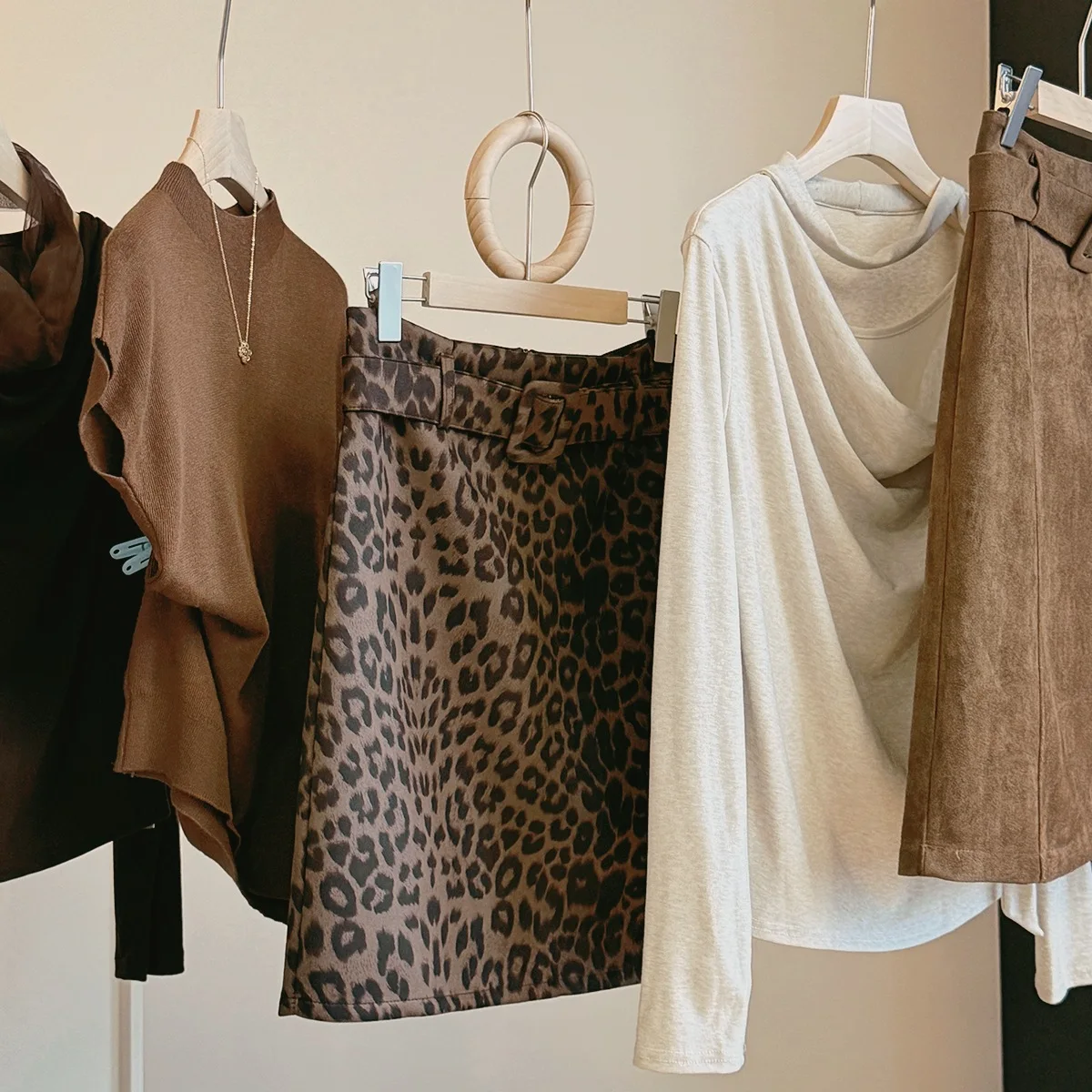 Seoulish Retro Leopard Print Suede Midi Skirt for Women Autumn High Waist Slim Versatile A‑Line Bodycon Straight Skirt Female