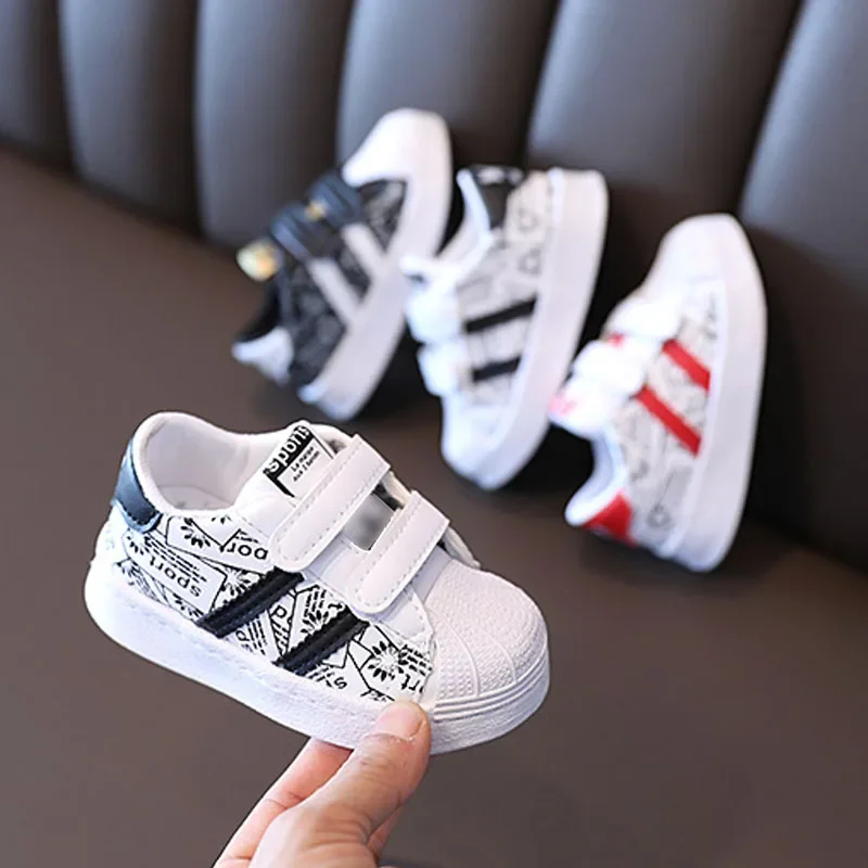 Primavera nuevos zapatos de Skate deportivos de tendencia superior de cuero con estampado de letras para niños y niñas zapatos casuales de tablero pequeños zapatos blancos