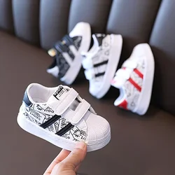 Scarpe da skate sportive di tendenza superiore in pelle con stampa di lettere per bambini nuovi primaverili Scarpe da tavolo casual per ragazzi e ragazze Piccole scarpe bianche