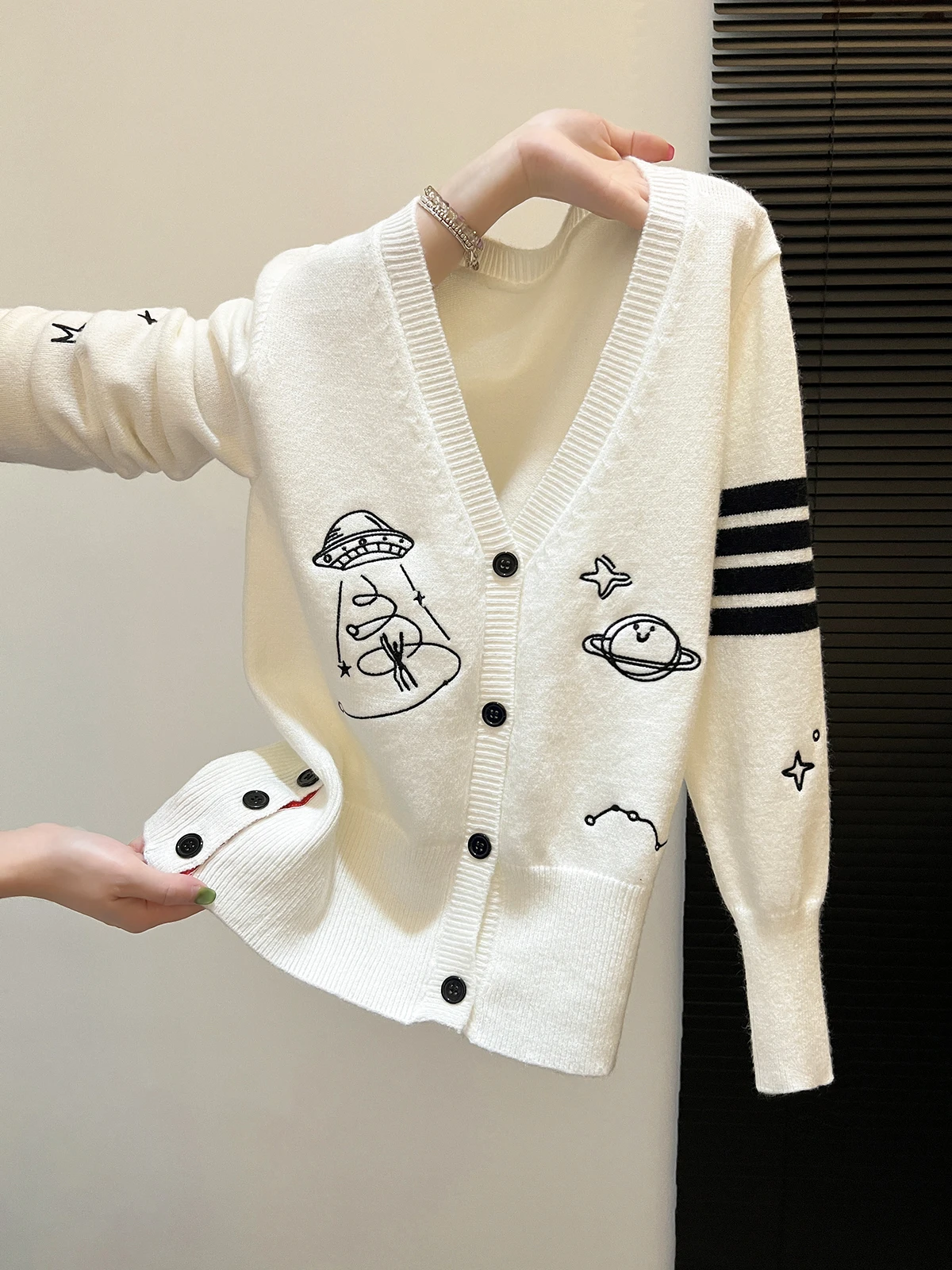 

Knitted Embroidered Open Cardigan Women's Autumn Winter Fashion Sense Age Reduction Sweater Self-Keeping Style Commute Korean...