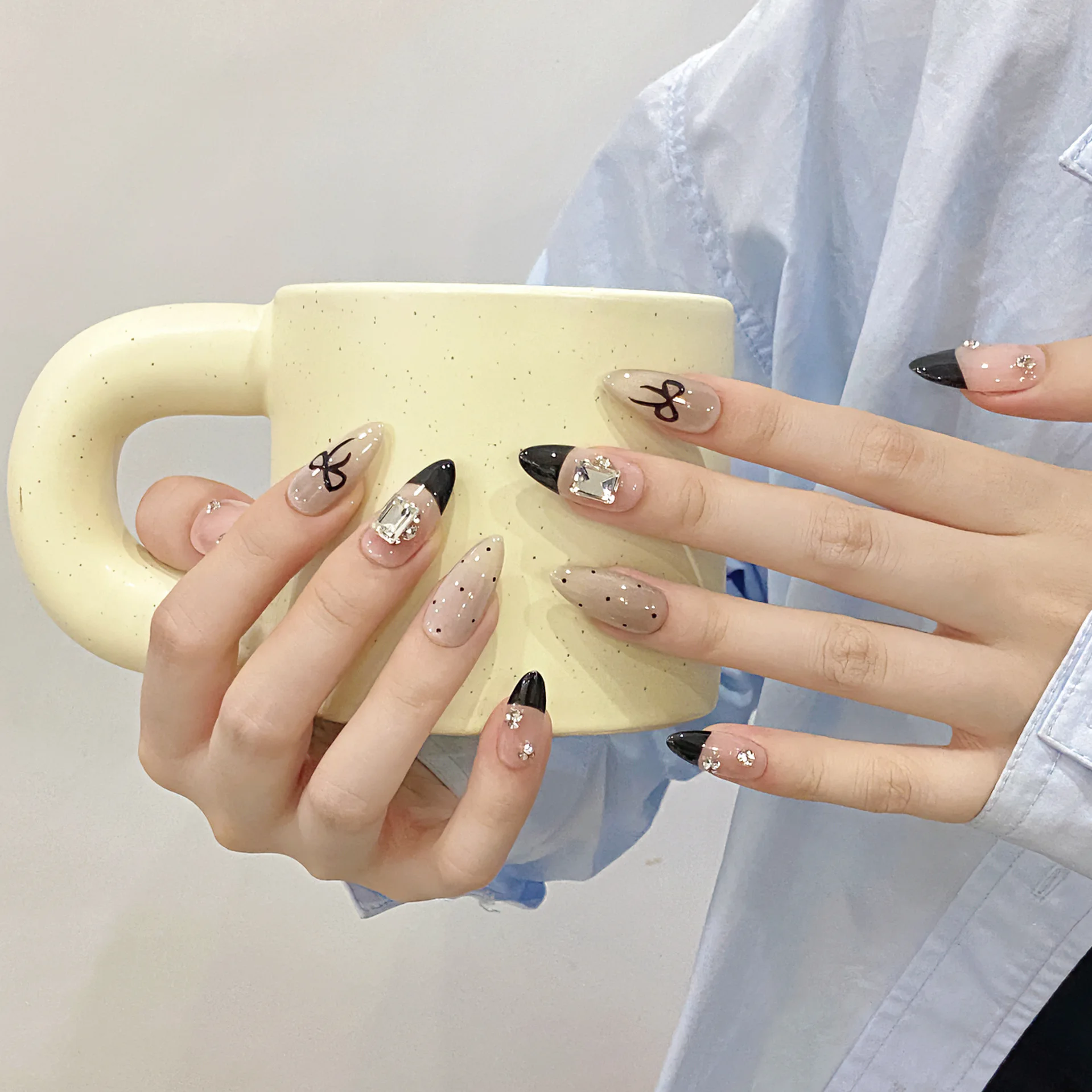 Handmade Press on Nails Black Cool European Fake Nails with Crystal Design Women Wearable Detachable Glitter Almond False Nails