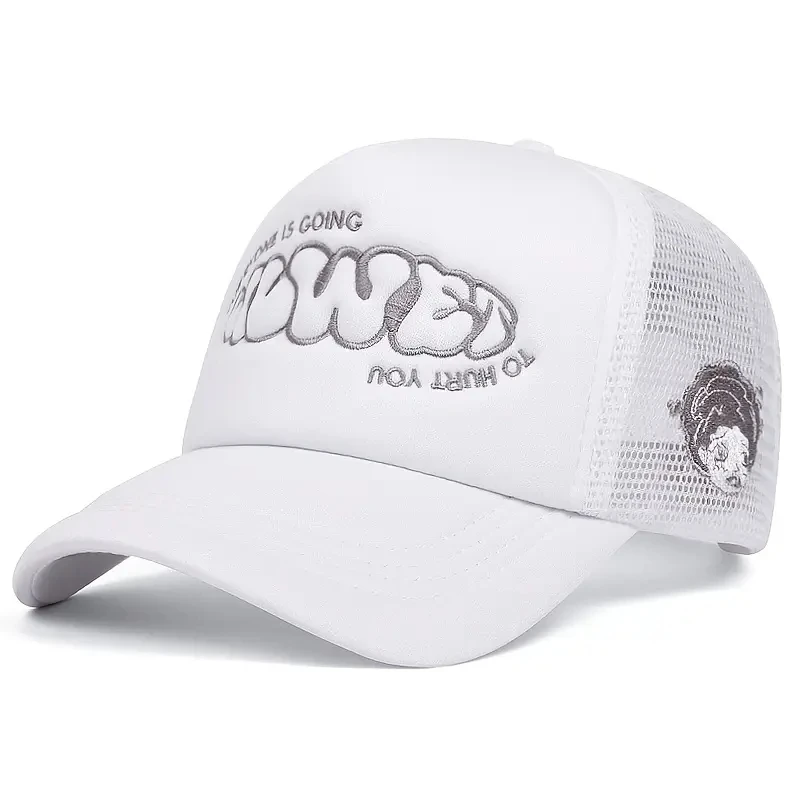 A little girl with a crying face, a sponge embroidered baseball cap, a men's and women's outdoor mesh baseball cap for casual