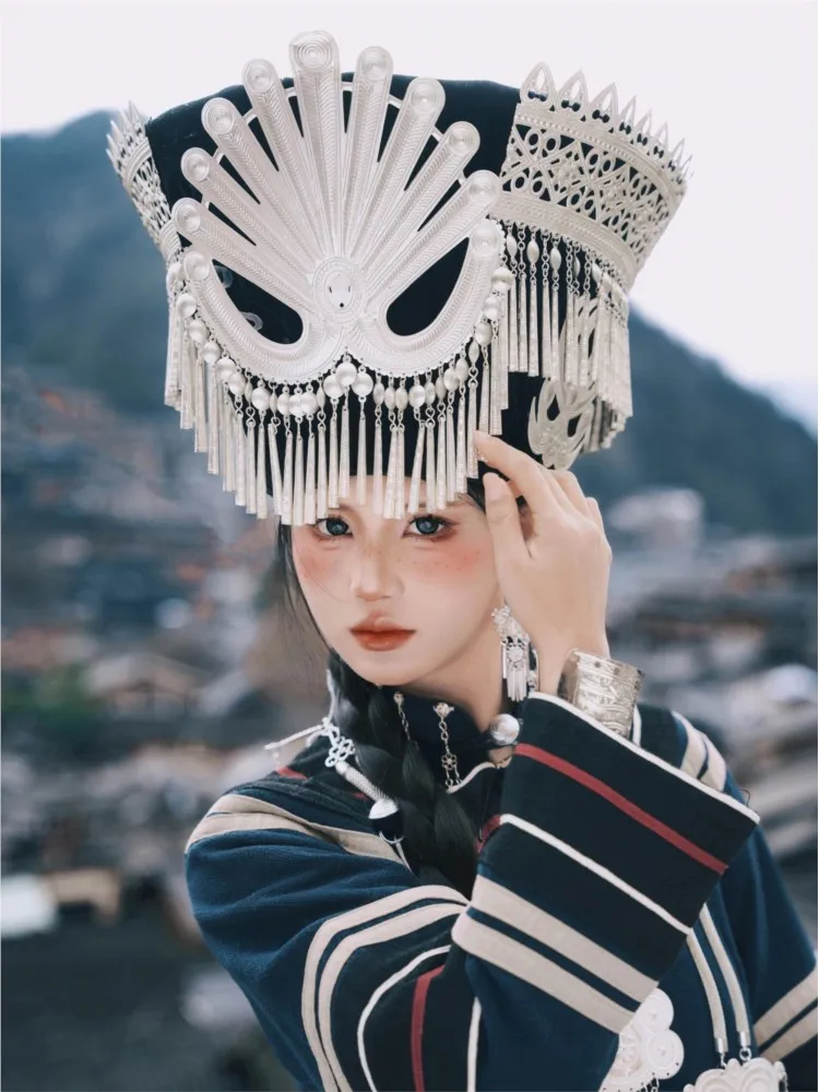 Fotografia di viaggio in costume da performance tradizionale per festival tradizionale a righe ciano in cotone e lino da donna
