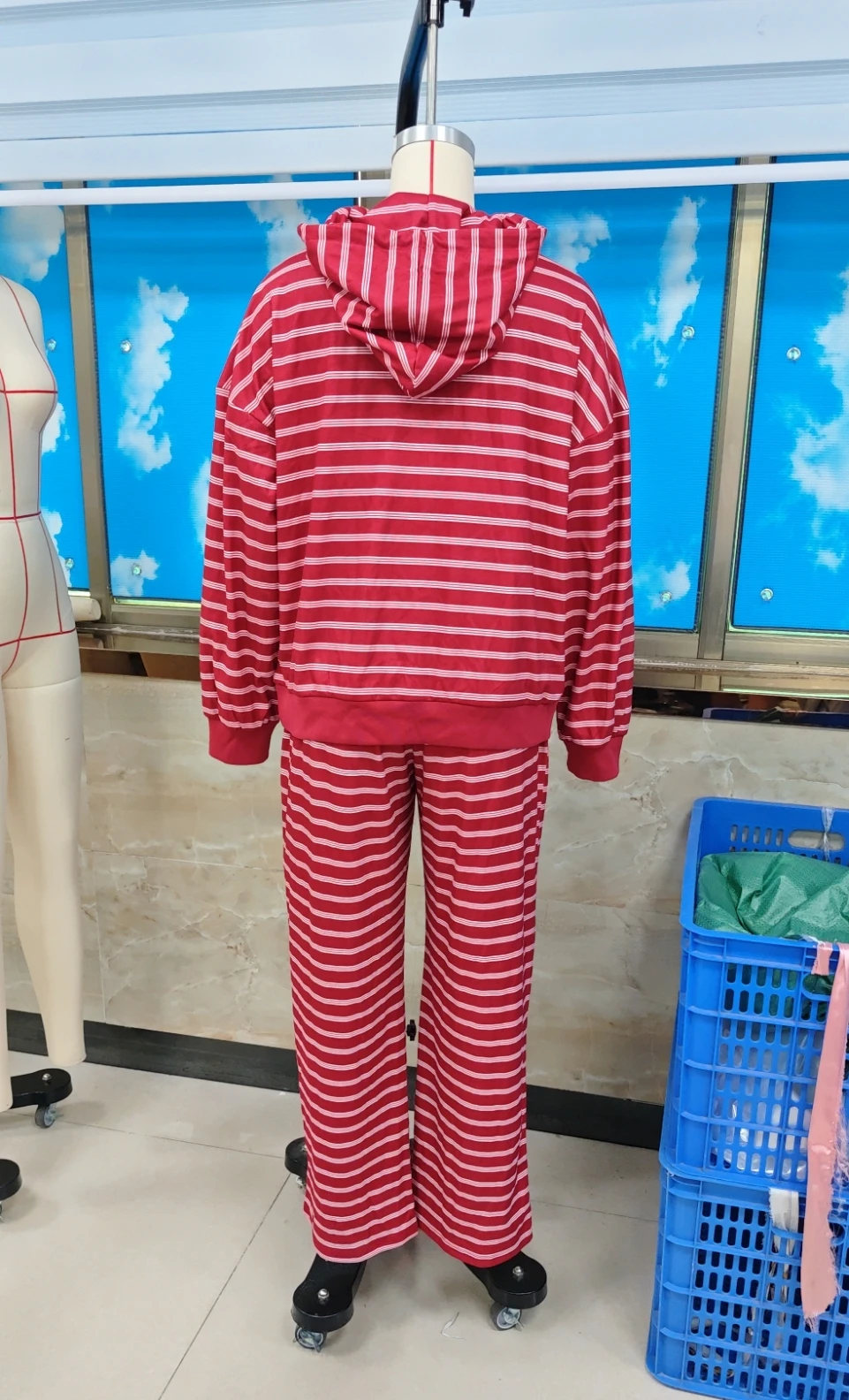 ملابس نسائية مكونة من قطعتين بأكمام طويلة وقلنسوة كبيرة الحجم ومجموعة ركض مخططة ملابس رياضية