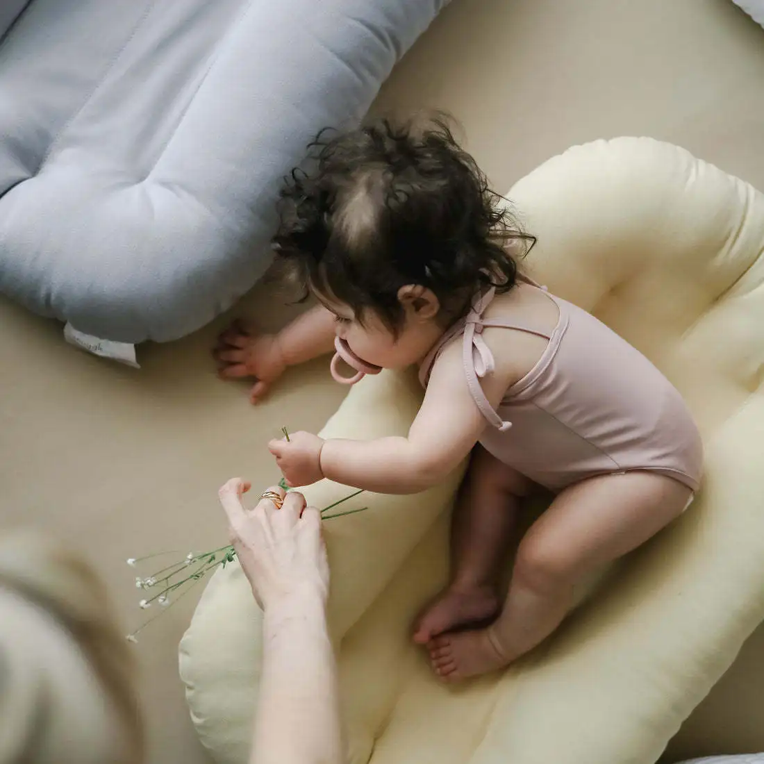 신생아용 통기성 생체모방 아기 침대 중간 침대형 포장형 방수 아기 침대 휴대용 아기 침대