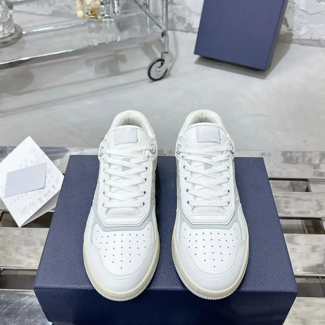 

Large Size Women and man Flat Shoes Spring Autumn Trend Thick Soled Versatile Height Increasing Single Shoes for Comfort