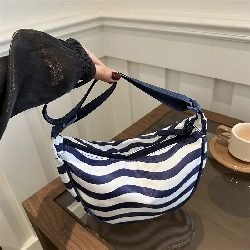 

Large capacity casual versatile shoulder messenger bag sports style commuter bag