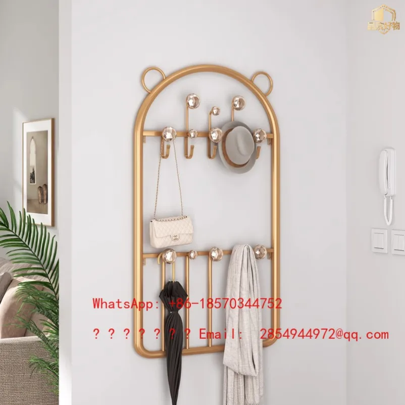 

Минималистичная металлическая подвесная мебель для демонстрации товаров в помещении с вешалками, экономящими пространство на стене