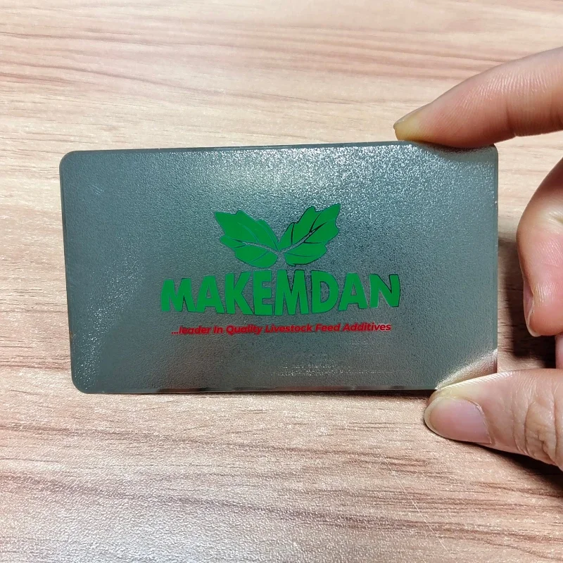 شعار مخصص الفولاذ المقاوم للصدأ Cr80 بطاقات معدنية فضية بطاقة عمل بالجملة نوعية جيدة بطاقة عمل فارغة في الأوراق المالية